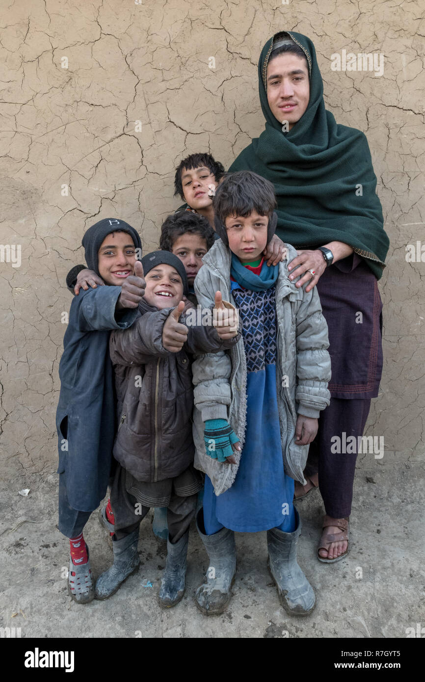 Kinder, deren Familien aus der Provinz Helmand durch die Taliban vertrieben wurde. Sie leben in einem Flüchtlingslager in der Nähe von Kabul, Afghanistan. Stockfoto