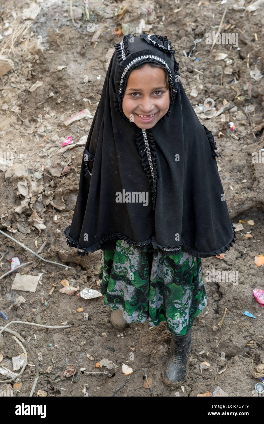 Mädchen, dessen Familie aus der Provinz Helmand durch die Taliban vertrieben wurde. Er lebt in schwierigen Bedingungen in einem Flüchtlingslager in der Nähe von Kabul, Afghanistan. Stockfoto