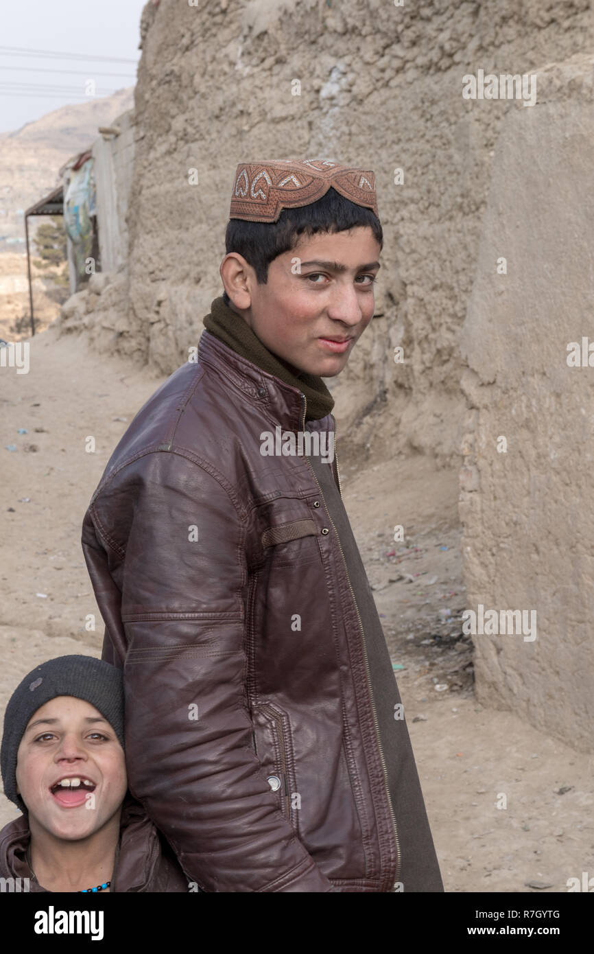 Junge, dessen Familie aus der Provinz Helmand durch die Taliban vertrieben worden. Er lebt in schwierigen Bedingungen in einem Flüchtlingslager in der Nähe von Kabul, Afghanistan. Stockfoto