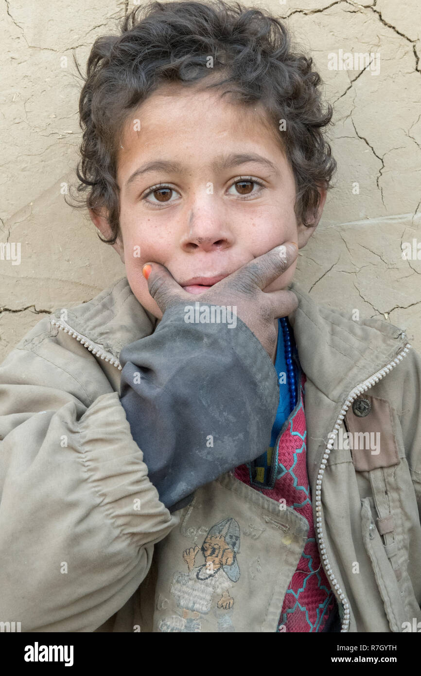 Junge, dessen Familie aus der Provinz Helmand durch die Taliban vertrieben worden. Er lebt in schwierigen Bedingungen in einem Flüchtlingslager in der Nähe von Kabul, Afghanistan. Stockfoto