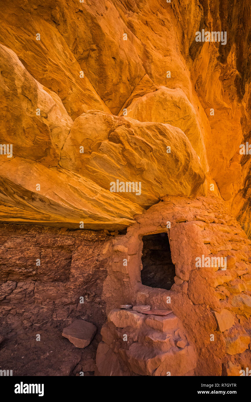 Gebäude aus Stein im Mond Haus Ruine auf Cedar Mesa, einst Teil der Bären Ohren National Monument, Utah, USA Stockfoto