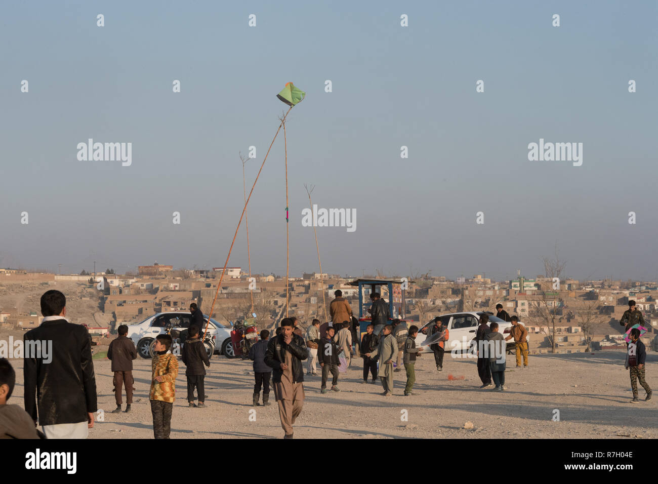 Versuch, einen Drachen mit einem Gegabelten Stock auf einen Freitag Abend an der Spitze eines Hügels, Kabul, Provinz Kabul, Afghanistan zu fangen Stockfoto
