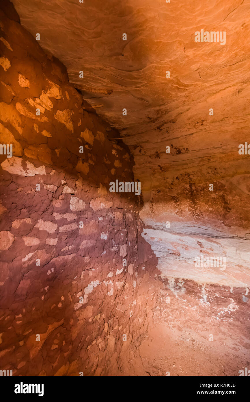 Ein Zimmer im Innenbereich im Mond Haus Ruine auf Cedar Mesa, einst Teil der Bären Ohren National Monument, Utah, USA Stockfoto