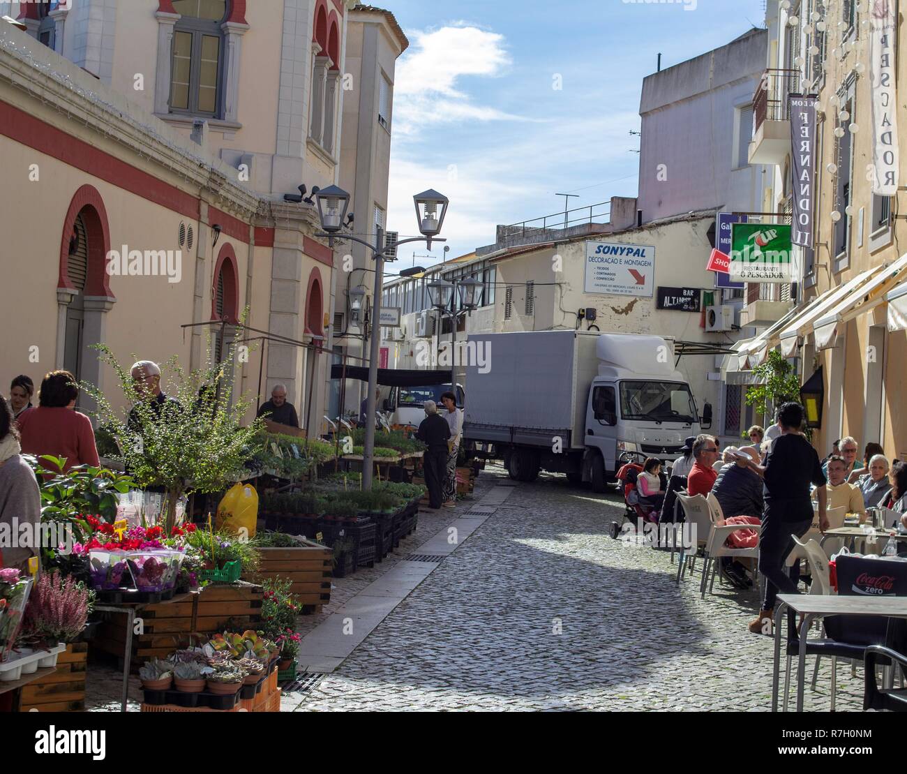 Loulé, Portugal. Rund um den Hauptmarkt in loulé ist ein beliebter Ort zum Essen und Kaffee trinken. Stockfoto
