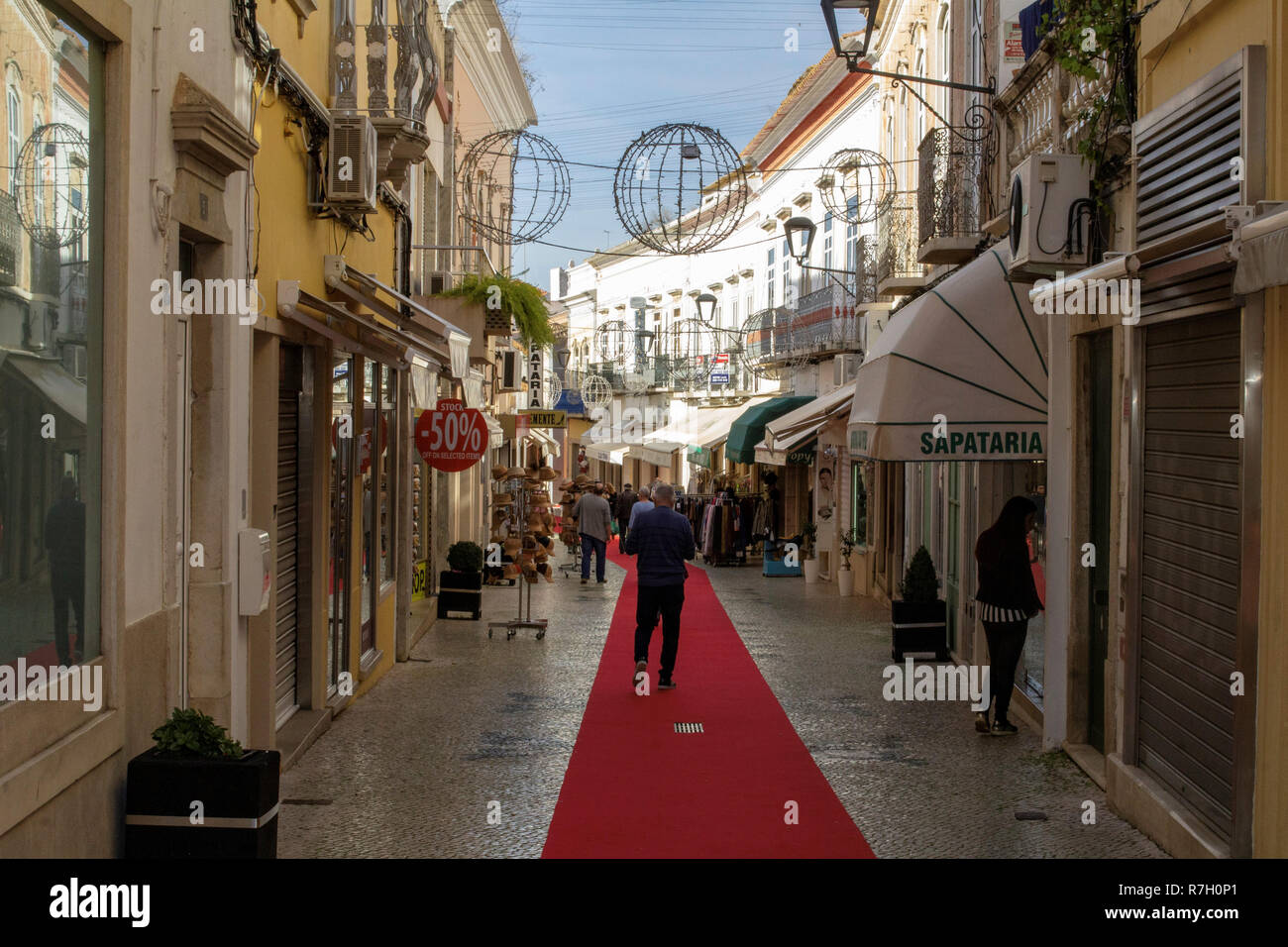 Loulé, Portugal, 01/12/2018. Eine der Haupteinkaufsstraßen in Loulé mit Weihnachtsbeleuchtung und einen roten Teppich zu laufen. Stockfoto