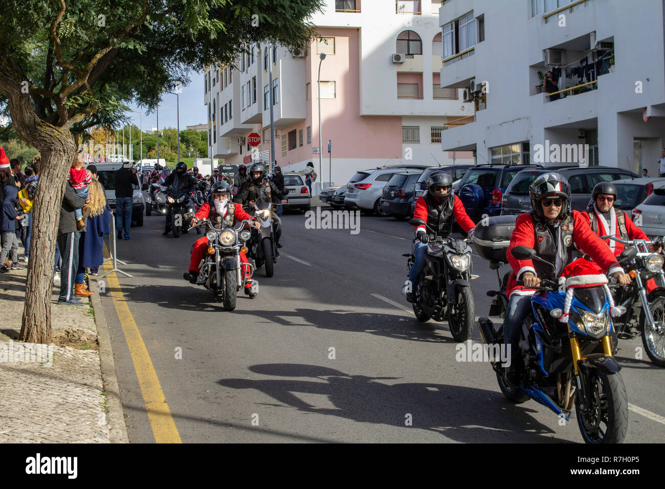 Quarteira, Portugal, 02/12/2018. Santa Claus wird in die Stadt von seiner persönlichen Begleitung von Motorradfahrern viele von ihnen Reiten Harley Davidson Fahrräder begleitet. Stockfoto