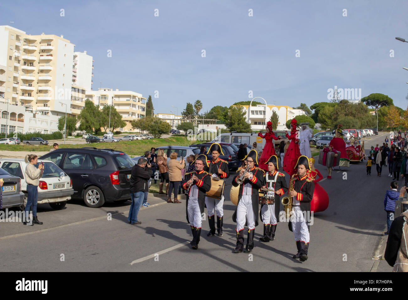 Quarteira, Portugal..die Parade des Weihnachtsmanns kommt in Quarteira, Portugal, zu großer Vorfreude. Stockfoto