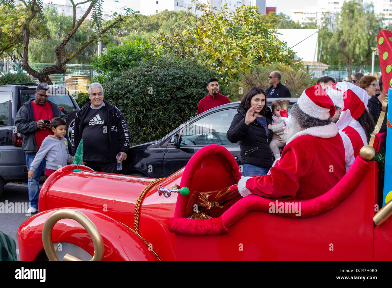 Quarteira, Portugal. Der Weihnachtsmann kommt in Quarteira, Portugal an, wo Hunderte von Kindern und ihre Eltern versammelt sind, um ihn zu begrüßen. Stockfoto