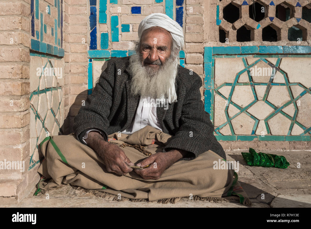 Ältere Pilger am Schrein der Khwaja Abdullah Ansari, Herat, Provinz Herat, Afghanistan Stockfoto