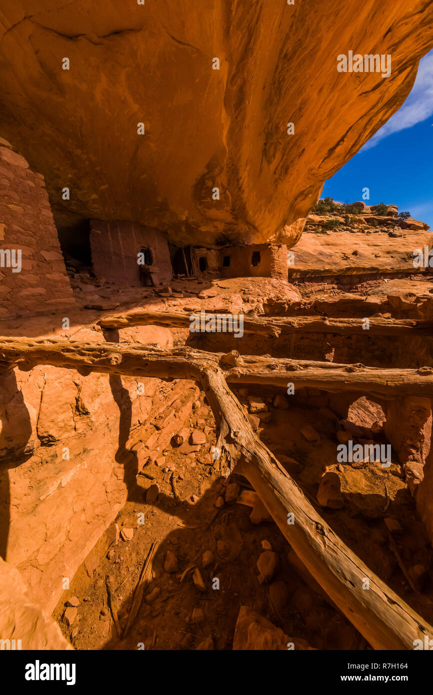 Eingestürzten Dach über Zimmer in Moon House Ruin auf Cedar Mesa, der Ancestral Puebloan Menschen und einmal Teil der Bären Ohren National Monument, Ut erstellt Stockfoto