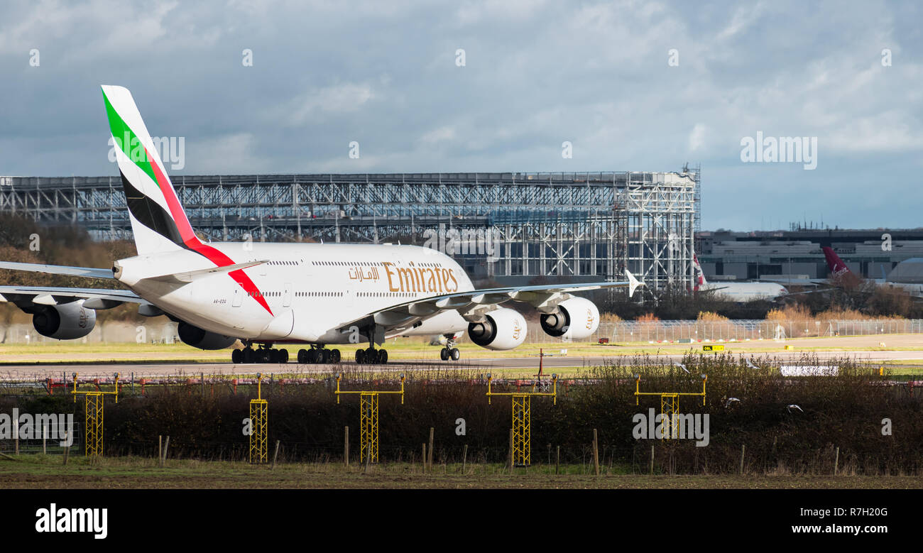 Flughafen Gatwick, Großbritannien - 09 Dezember 2018: Die Fluggesellschaft Emirates Airline Airbus A380 vor der neuen Commercial Aviation Hangar derzeit im Bau. Stockfoto