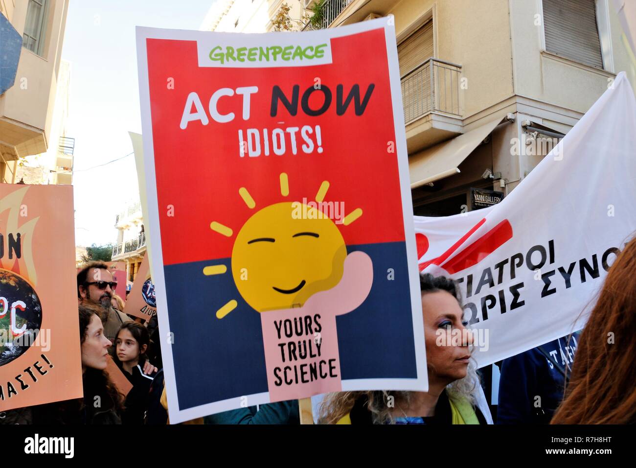 Athen, Griechenland. 9 Dez, 2018. Eine Demonstrantin hält ein Plakat gesehen, während des Protestes. ein Protest wurde in Athen statt Klimawandel erfordert das Leben in einer sauberen und sicheren Planeten zu stoppen. Die Demonstranten forderten die 150 Staats- und Regierungschefs ihre Teilnahme an der Konferenz der bevorstehenden 2015 UN-Klimakonferenz (COP 21) in Paris, um den Klimawandel zu verhindern. Credit: Helen Paroglou/SOPA Images/ZUMA Draht/Alamy leben Nachrichten Stockfoto