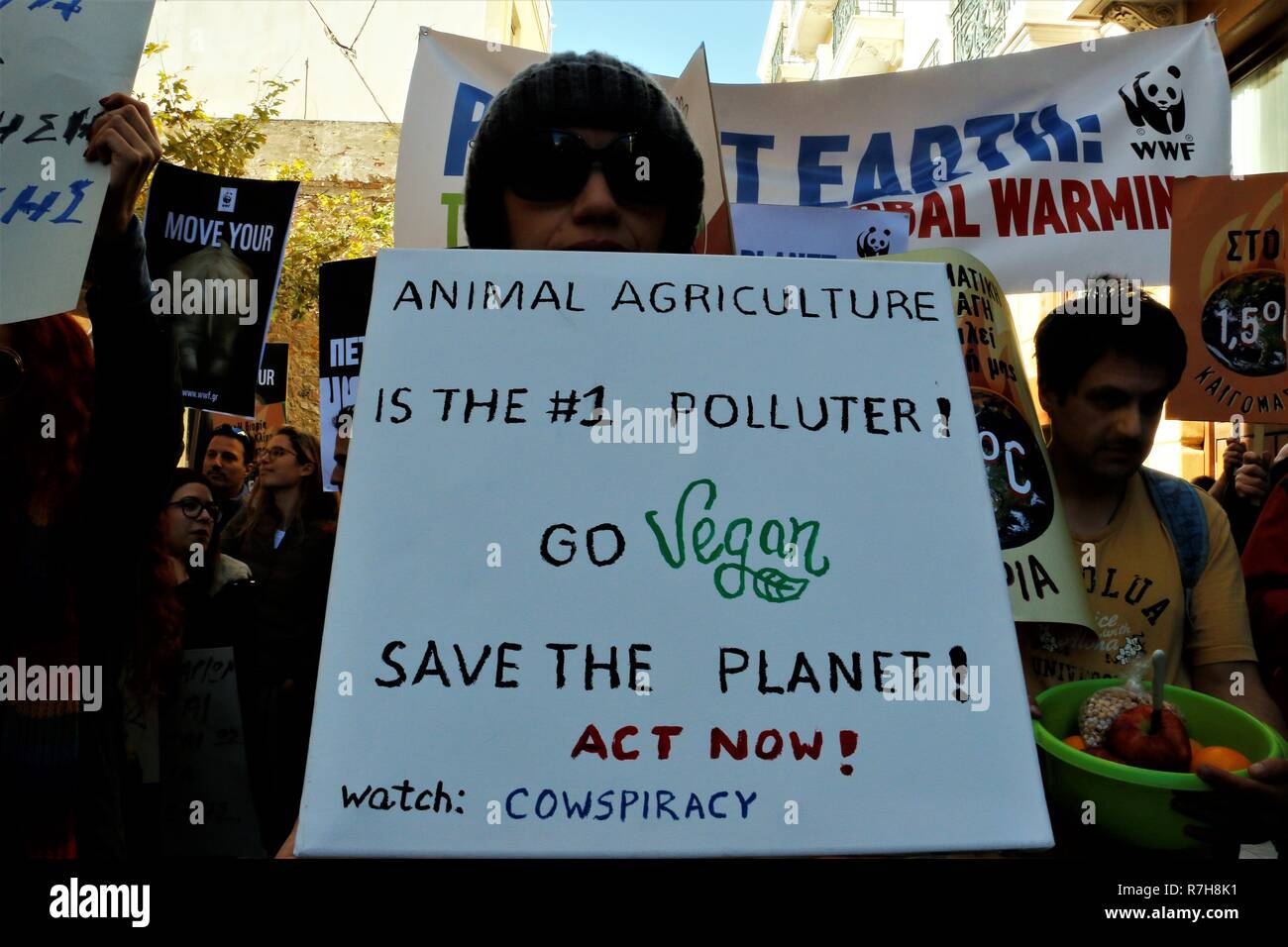 Athen, Griechenland. 9 Dez, 2018. Eine Demonstrantin hält ein Plakat gesehen, während des Protestes. ein Protest wurde in Athen statt Klimawandel erfordert das Leben in einer sauberen und sicheren Planeten zu stoppen. Die Demonstranten forderten die 150 Staats- und Regierungschefs ihre Teilnahme an der Konferenz der bevorstehenden 2015 UN-Klimakonferenz (COP 21) in Paris, um den Klimawandel zu verhindern. Credit: Helen Paroglou/SOPA Images/ZUMA Draht/Alamy leben Nachrichten Stockfoto
