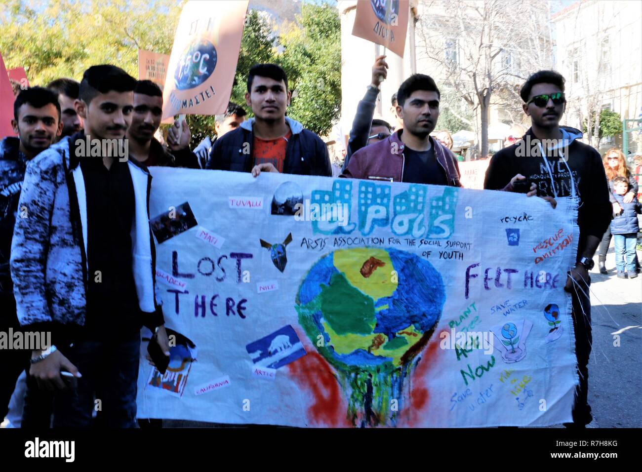 Athen, Griechenland. 9 Dez, 2018. Die Demonstranten werden gesehen, halten ein Banner während des Protestes. ein Protest in Athen war der Klimawandel erfordert das Leben in einer sauberen und sicheren Planeten zu stoppen. Die Demonstranten forderten die 150 Staats- und Regierungschefs ihre Teilnahme an der Konferenz der bevorstehenden 2015 UN-Klimakonferenz (COP 21) in Paris, um den Klimawandel zu verhindern. Credit: Helen Paroglou/SOPA Images/ZUMA Draht/Alamy leben Nachrichten Stockfoto