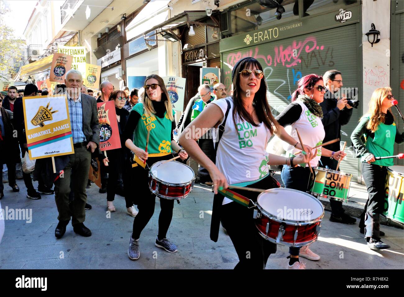 Athen, Griechenland. 9 Dez, 2018. Trommler sind gesehen, bevor die Demonstranten während des Protestes. ein Protest wurde in Athen statt Klimawandel erfordert das Leben in einer sauberen und sicheren Planeten zu stoppen. Die Demonstranten forderten die 150 Staats- und Regierungschefs ihre Teilnahme an der Konferenz der bevorstehenden 2015 UN-Klimakonferenz (COP 21) in Paris, um den Klimawandel zu verhindern. Credit: Helen Paroglou/SOPA Images/ZUMA Draht/Alamy leben Nachrichten Stockfoto