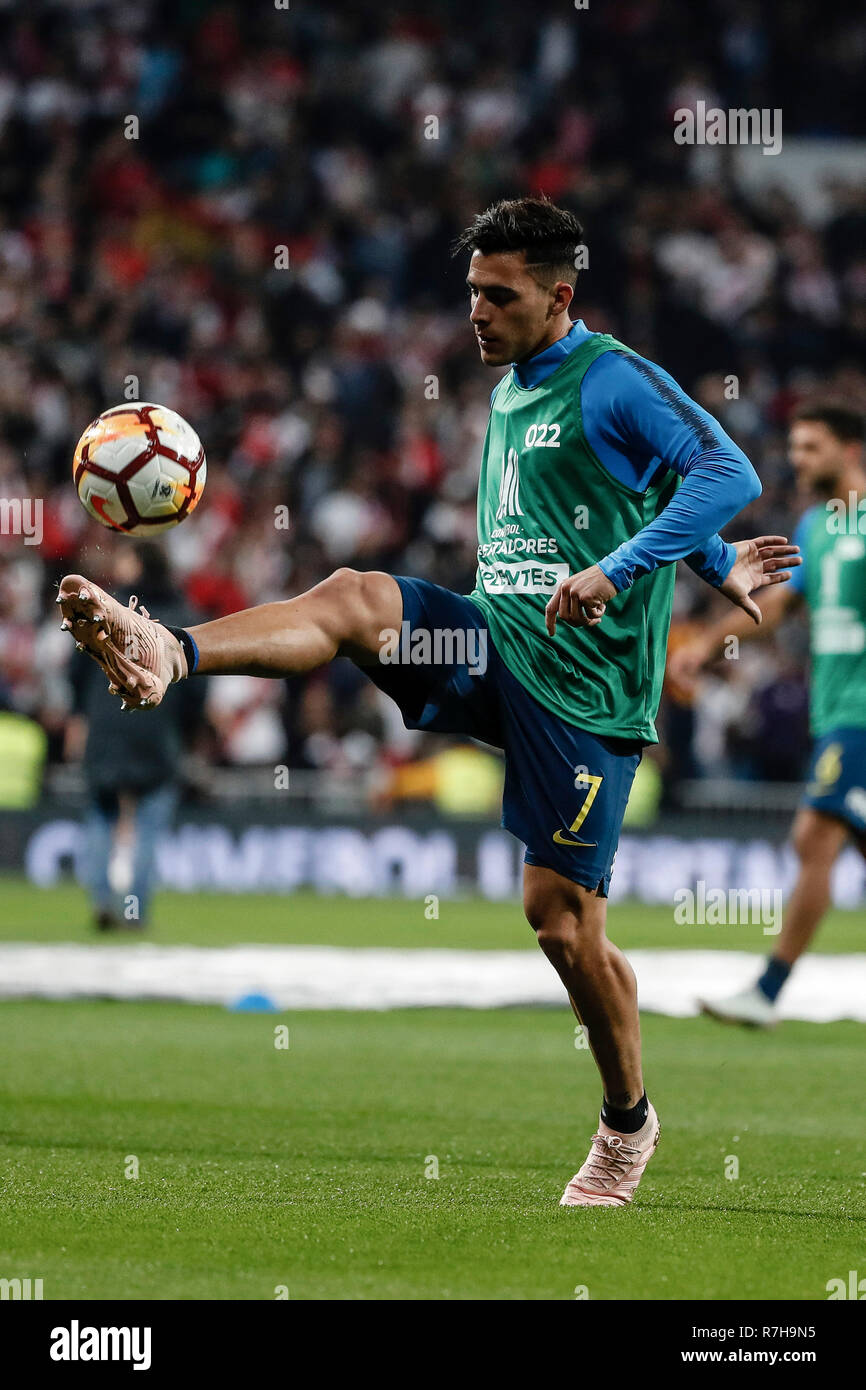 Santiago Bernabeu, Madrid, Spanien. 9 Dez, 2018. Copa Libertadores Finale, Rückspiel, River Plate und Boca Juniors; Cristian Pavon (Boca Juniors) Vor dem Spiel warm-up Credit: Aktion plus Sport/Alamy leben Nachrichten Stockfoto