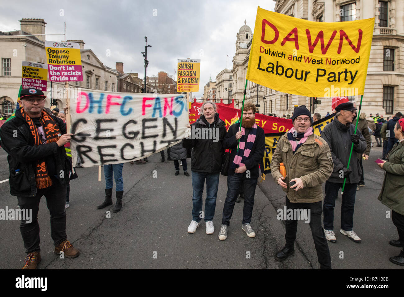 London, Großbritannien. 9 Dez, 2018. Tausende marschierten in einer anti-rassistischen Zähler Demonstration gegen Rechts organisiert "Brexit Verrat" März in Central London und stark unterlegenen der rassistischen UKIP led März. Quelle: David Rowe/Alamy leben Nachrichten Stockfoto London, Großbritannien. 9 Dez, 2018. Tausende marschierten in einer anti-rassistischen Zähler Demonstration gegen Rechts organisiert "Brexit Verrat" März in Central London und stark unterlegenen der rassistischen UKIP led März. Quelle: David Rowe/Alamy leben Nachrichten Stockfoto