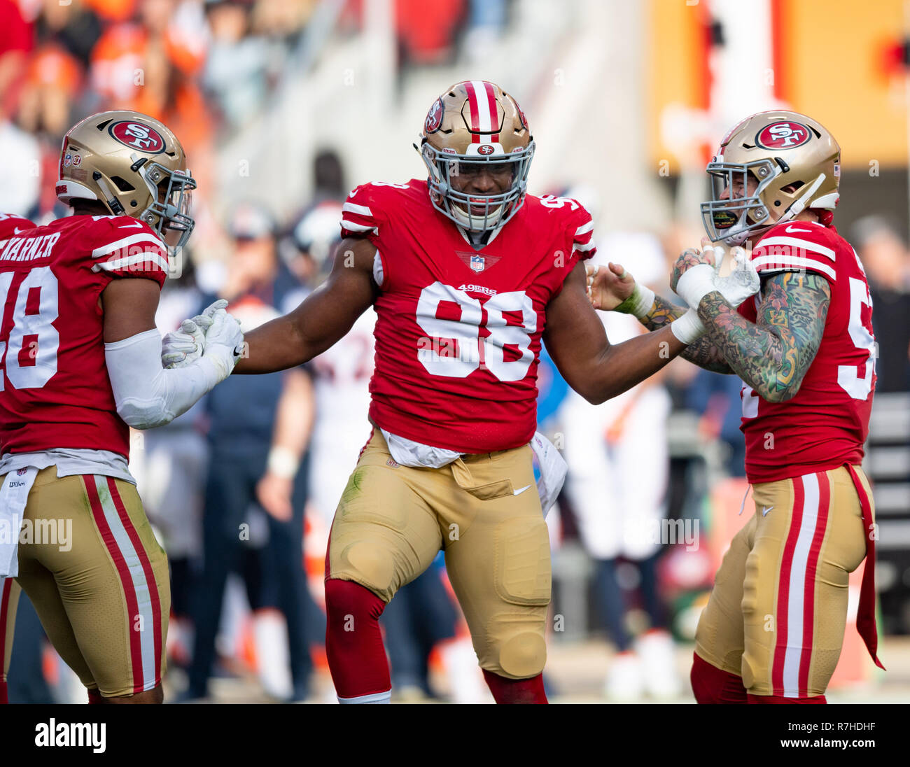 Santa Clara, Kalifornien, USA. 09 Dez, 2018. San Francisco 49ers defensive Ende Ronald Blair (98) feiert einen Sack mit defensiven Ende Cassius Marsh (54) und mittlere linebacker Fred Warner (48), während ein NFL Football Spiel zwischen die Denver Broncos und die San Francisco 49ers bei Levi's Stadion in Santa Clara, Kalifornien. Valerie Shoaps/CSM/Alamy leben Nachrichten Stockfoto