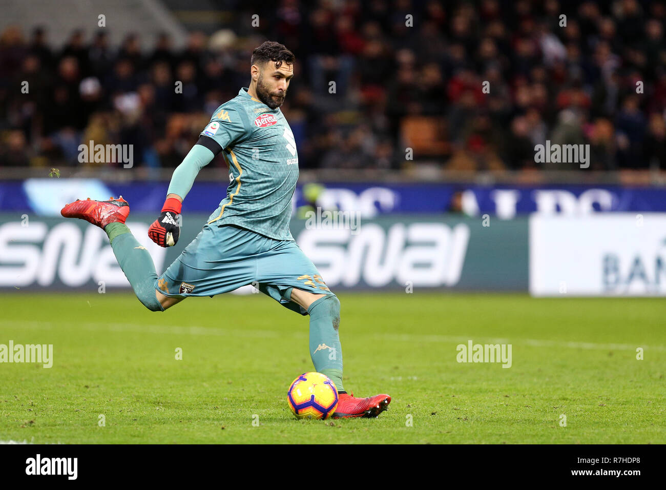 Mailand, Italien. 9. Dezember, 2018. Salvatore Sirigu von Torino FC in Aktion während der Serie ein Fußballspiel zwischen AC Mailand und Turin Fc. Credit: Marco Canoniero/Alamy leben Nachrichten Stockfoto