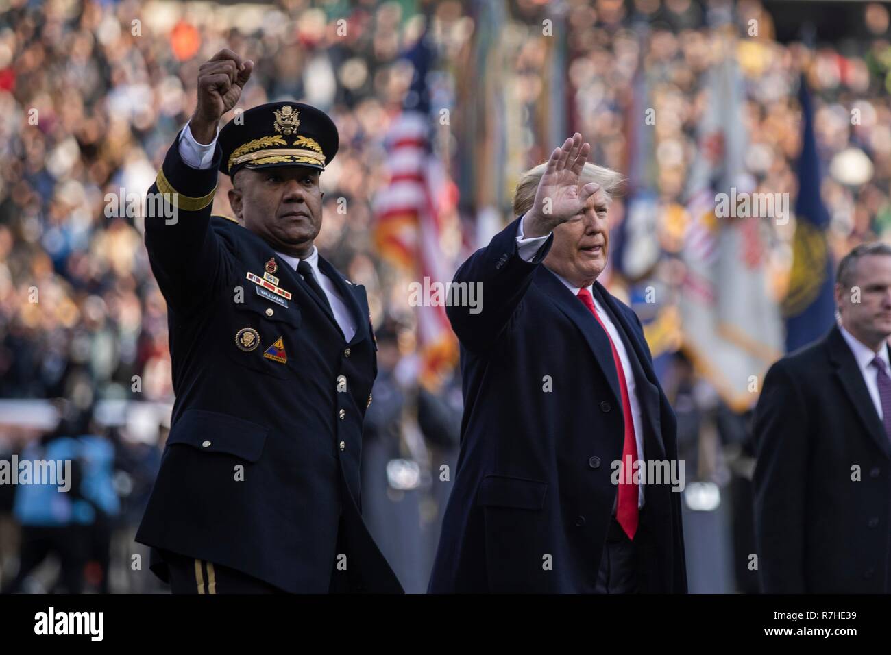 Us-Präsident Donald Trump, rechts, und West Point Betriebsleiter Generalleutnant Darryl Williams Welle wie sie auf das Feld gehen, bevor die 119 army Navy Spiel bei Lincoln Financial Field Dezember 8, 2018 in Philadelphia, Pennsylvania. Stockfoto