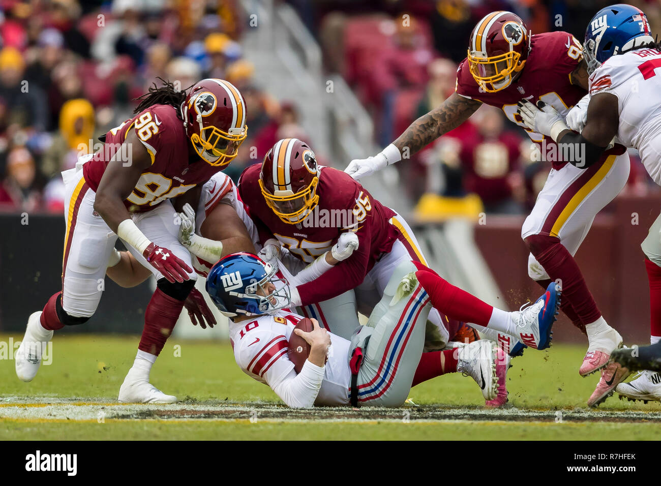 Landover, Maryland, USA. 09 Dez, 2018. Washington Redskins defensiver Daron Payne (95) Säcke New York Giants Quarterback Eli Manning (10) Während der ersten Hälfte der NFL Spiel zwischen den New York Giants und die Washington Redskins an FedExField in Landover, Maryland. Scott Taetsch/CSM/Alamy leben Nachrichten Stockfoto