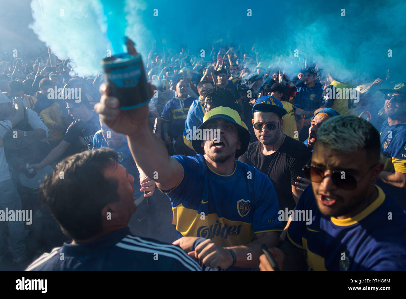 Boca Juniors Unterstützer durch Blue flare Rauch während der Feier das Finale der Copa Libertadores zwischen River Plate und Boca Juniors, der in Santiago Bernarbeu Stadion in Madrid statt. (Final Score: River Plate 3 - 1 Boca Juniors) Stockfoto