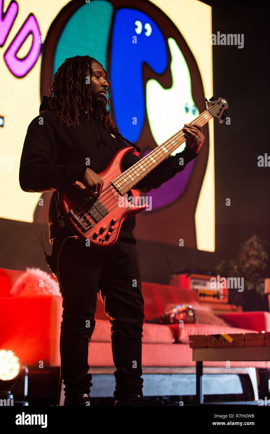 Toronto, Kanada. 09. Dezember 2018. Das Internet bassist Patrick Paige II führt bei Rebel Nachtclub Credit: topconcertphoto/Alamy leben Nachrichten Stockfoto