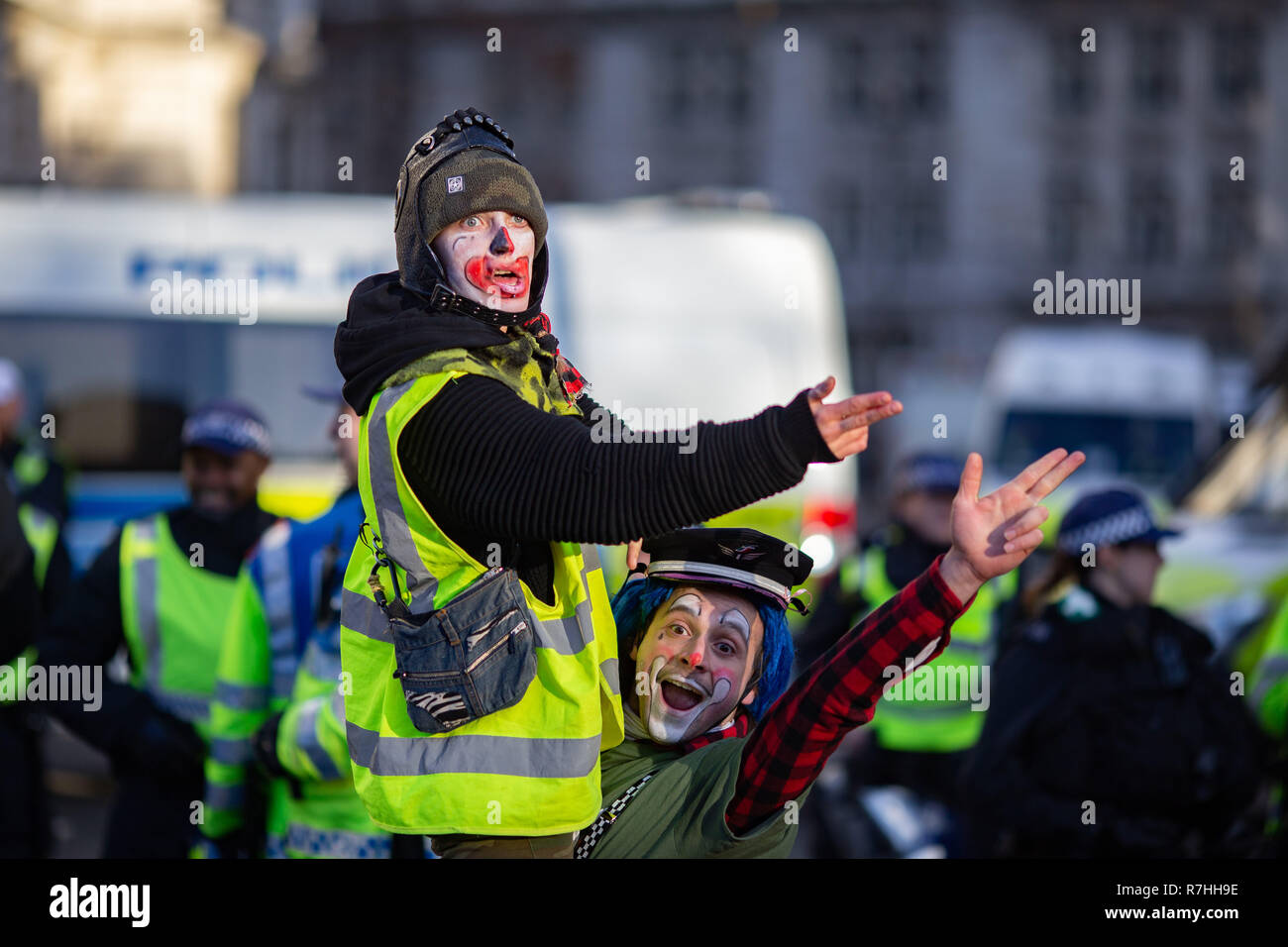 London, Großbritannien. 9 Dez, 2017. Anti-Facist Demonstranten clown Um" an der Rallye. 3.000 15.000 Anti-Facist Pro-Brexit Demonstranten und Gegendemonstranten auf den Straßen von London ihre Haltung in der Frage der Abkommen zu Voice vor der Schlüssel Brexit Abstimmung im Parlament am Dienstag. Credit: Ryan Ashcroft/SOPA Images/ZUMA Draht/Alamy leben Nachrichten Stockfoto