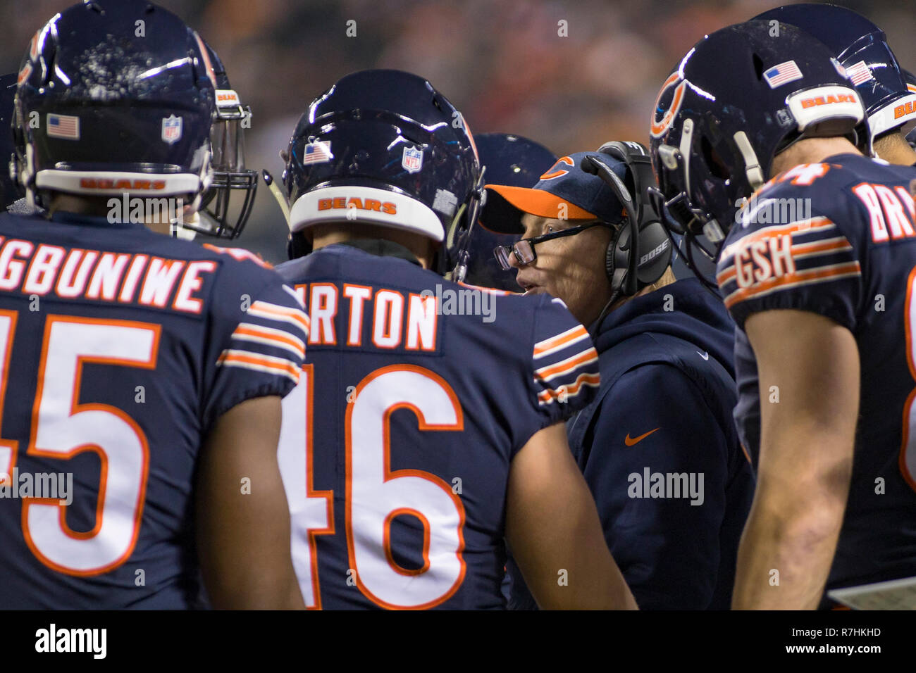 Chicago, Illinois, USA. 09 Dez, 2018. - Bären Special Teams Trainer Chris Tabor spricht mit seinen Spielern während der NFL Spiel zwischen den Los Angeles Rams und Chicago Bears im Soldier Field in Chicago, IL. Fotograf: Mike Wulf Credit: Csm/Alamy leben Nachrichten Stockfoto