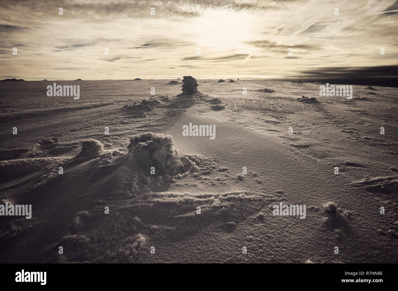 Winter Berge bei Sonnenuntergang, Farbe getonte Bild. Stockfoto