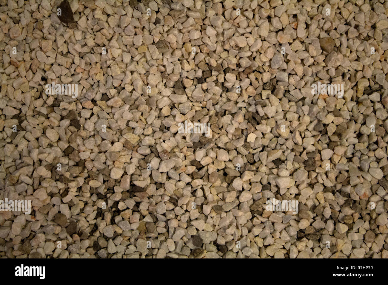 Sand Textur mit Kieselsteinen. Stockfoto