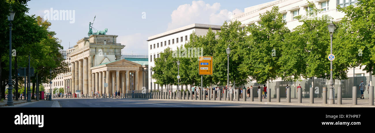 BERLIN, DEUTSCHLAND - 4. AUGUST 2018: Panorama der Brandenburger Tor mit Avenue und Bäume in Berlin, Deutschland Stockfoto