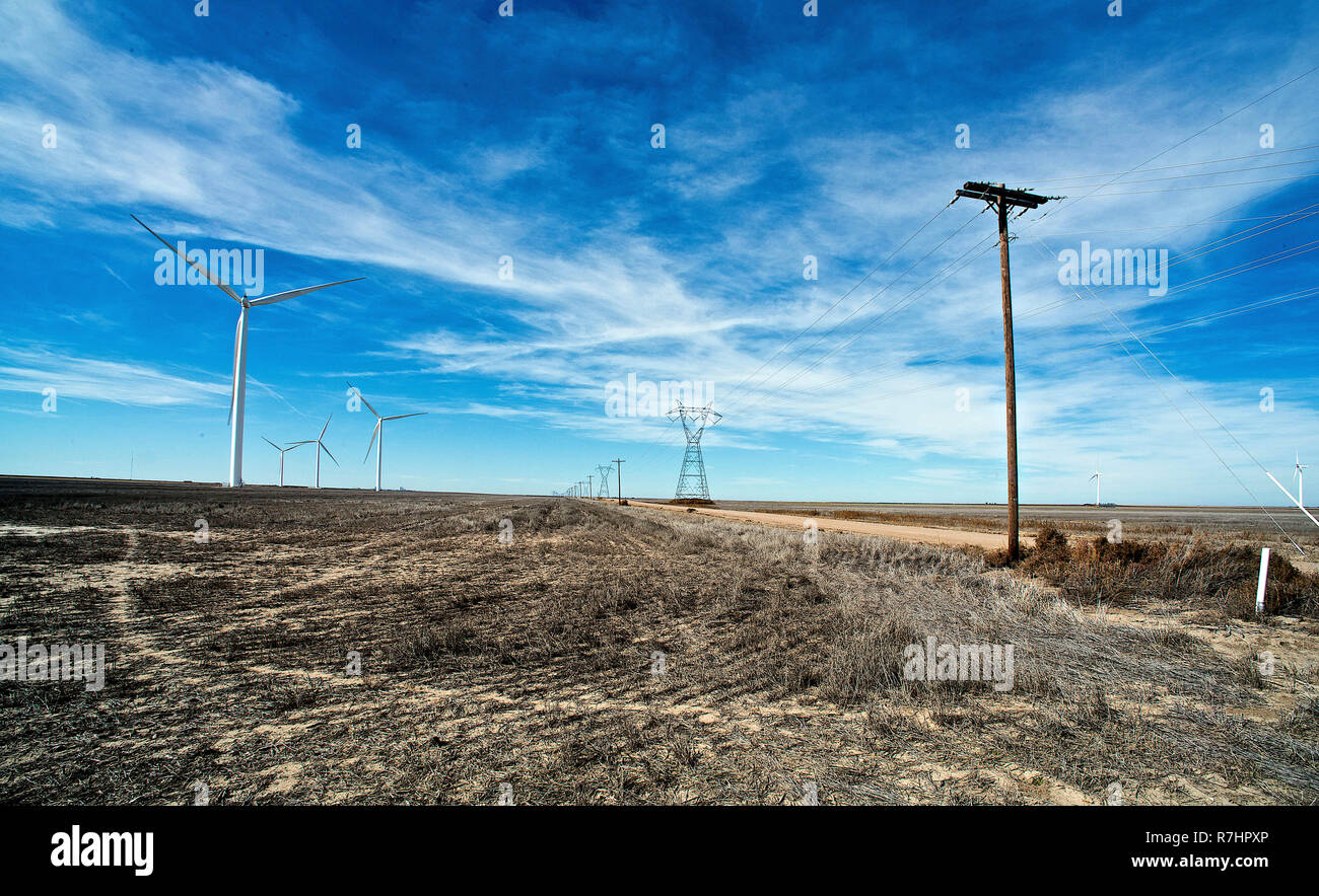 Ingalls Kansas, USA, 24. Oktober 2014 eine John Deere Mähdrescher schickt seine Last von Milo Korn aus dem Vorratsbehälter durch das Rohr in das Bett einer Wartezeit Traktoren Anhänger entladen, damit es den Tausenden von scheffel von Sorghum an die lokalen Co-op, wo es als Tierfutter verwendet wird. Über 100 Bushel ein Morgen von dieser Hälfte Abschnitt am LeRoy Anderson Bauernhof in Ingalls Kansas Credit: Mark Reinstein/MediaPunch Stockfoto