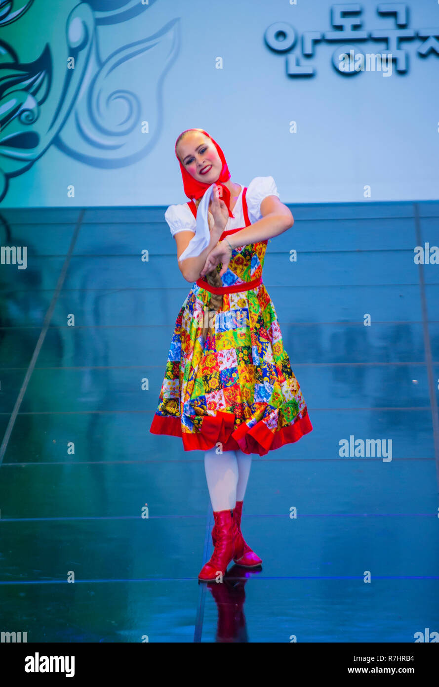 Russain-Tänzerin vom Rovesniki Choreographic Ensemble treten auf dem Maskdance Festival in Andong Südkorea auf Stockfoto