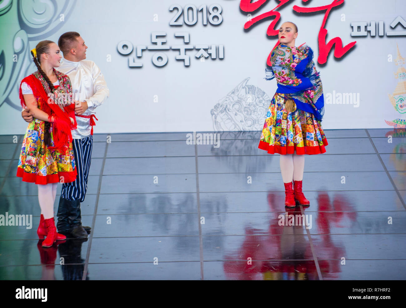 Russain Dancers vom Rovesniki Choreographic Ensemble treten auf dem Maskdance Festival in Andong Südkorea auf Stockfoto