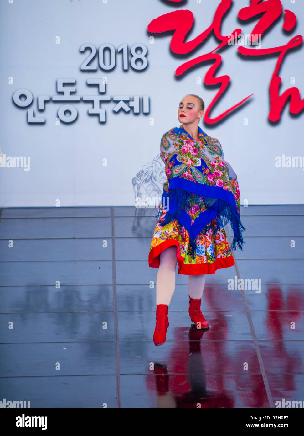 Russain-Tänzerin vom Rovesniki Choreographic Ensemble treten auf dem Maskdance Festival in Andong Südkorea auf Stockfoto