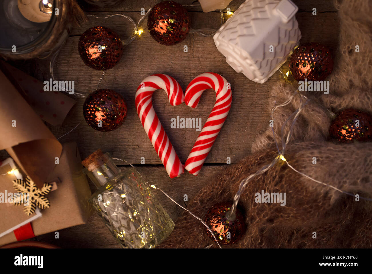 Weihnachtliche Stimmung Konzept. Layout Komposition mit traditionellen festlichen Attribute, Süße. Winter Saison. Hintergrund, Kopieren, Nahaufnahme, t Stockfoto