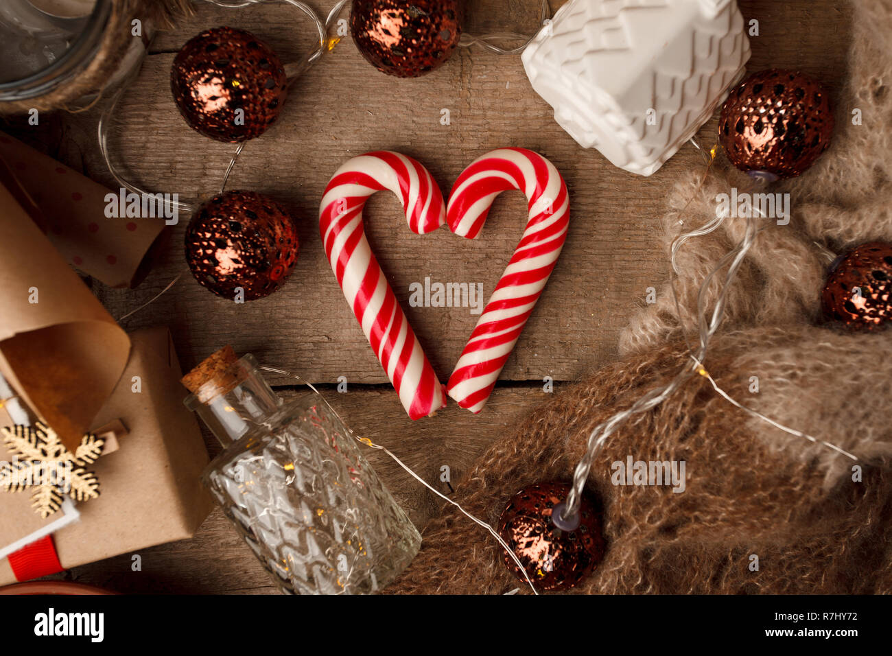 Weihnachten Stillleben mit Nüssen, traditionelle Weihnachten candy heart-shaped, festliche Dekoration, Kraftpapier, Geschenkboxen auf vintage Holz- Hintergrund, Tradit Stockfoto
