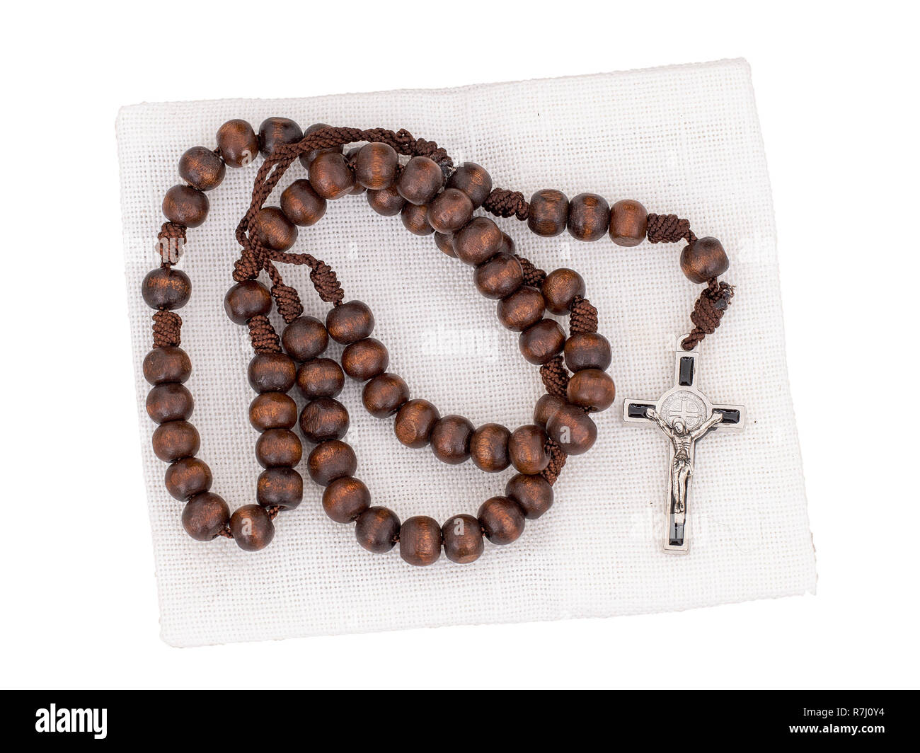 Rosenkranz isoliert mit Tasche auf weißem Hintergrund. Christian Kreuz, Kruzifix, Holzperlen. Stockfoto