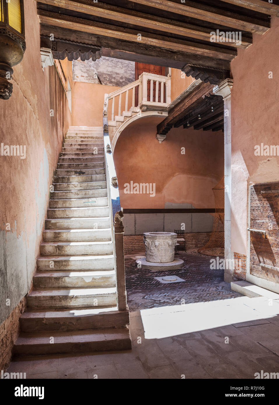 Alte massive Treppe, Holzbalken und Risse in den Wänden. Elemente der mittelalterlichen Haus. Stockfoto