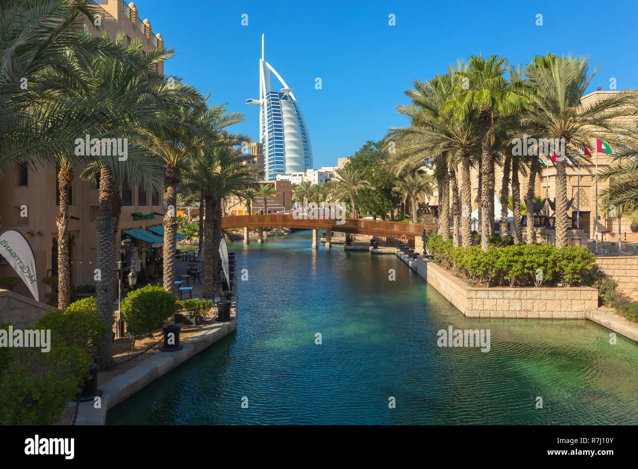 DUBAI, VAE - 12 Nov, 2018: Blick auf das Burj Al Arab Hotel von Madinat Jumeirah Hotels. Madinat ist ein luxuriöses Resort mit Hotels und Souk abdecken Stockfoto
