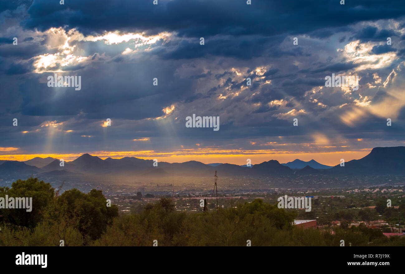 Dämmerung über Vorort von Tucson Stockfoto