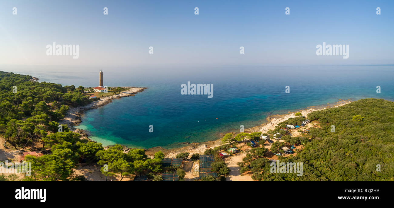 Luftaufnahme von Veli Rat Camp und Leuchtturm auf der Insel Dugi Otok in Kroatien. Stockfoto