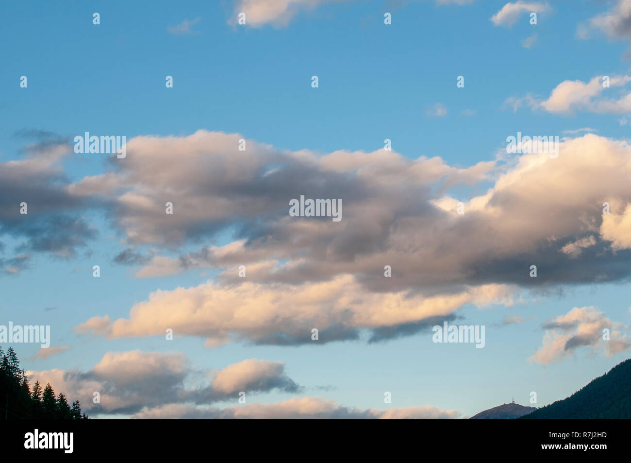 Cumulus Wolkenformationen mit blauem Himmel Hintergrund. Im Stubaital, Tirol, Österreich im September fotografiert. Stockfoto