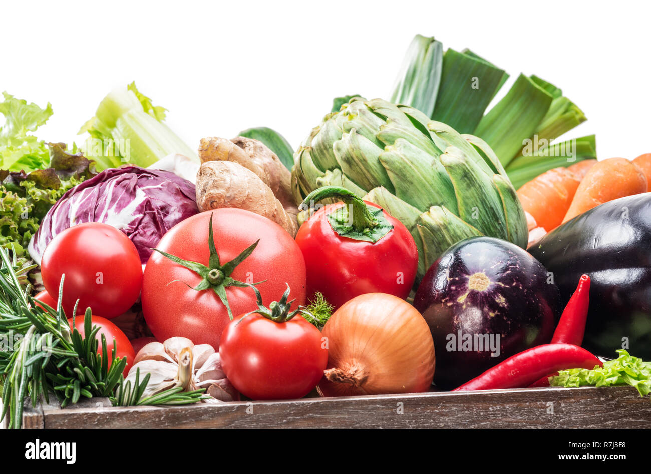 Frische bunte Gemüse in Holzkiste. Stockfoto