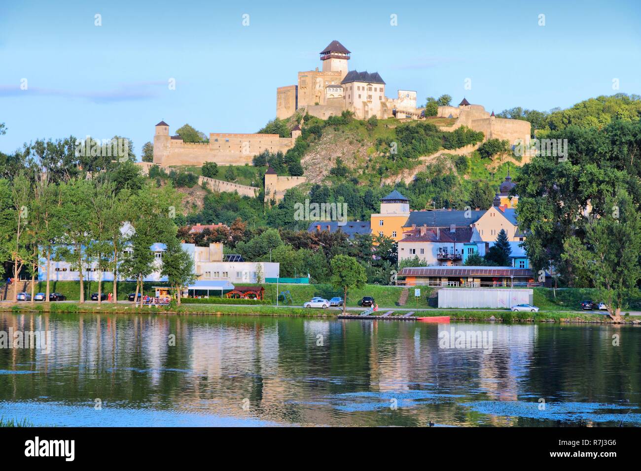Trencin, Stadt in der Slowakei im Povazie Region. Burg auf einem Hügel und Vah River. Stockfoto