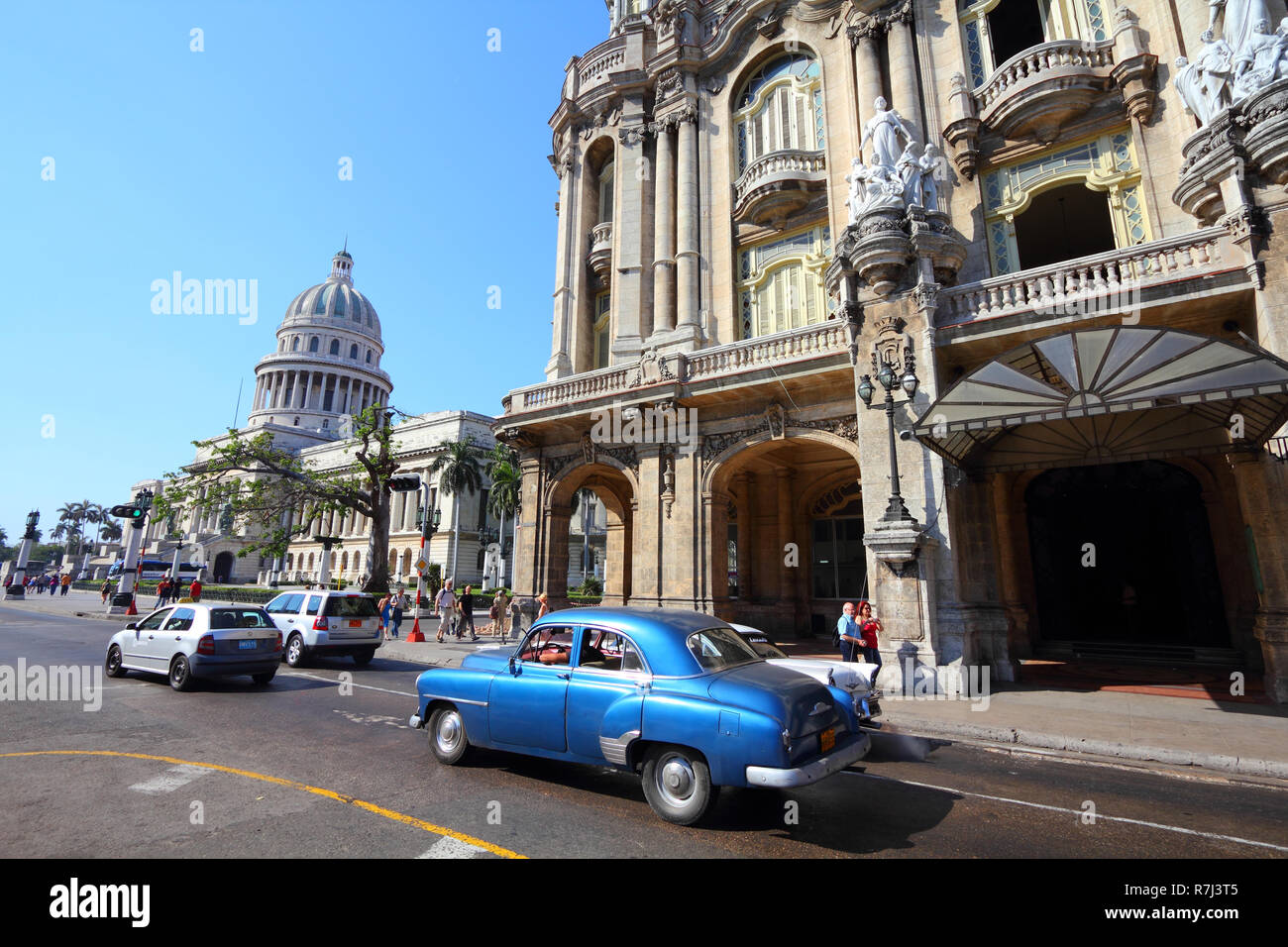 Havanna - 27. Februar: Klassische amerikanische Autos am 27. Februar 2011 in Havanna. Letzte Änderung im Gesetz erlaubt die Kubaner Autos wieder zu handeln. Die meisten Autos in C Stockfoto