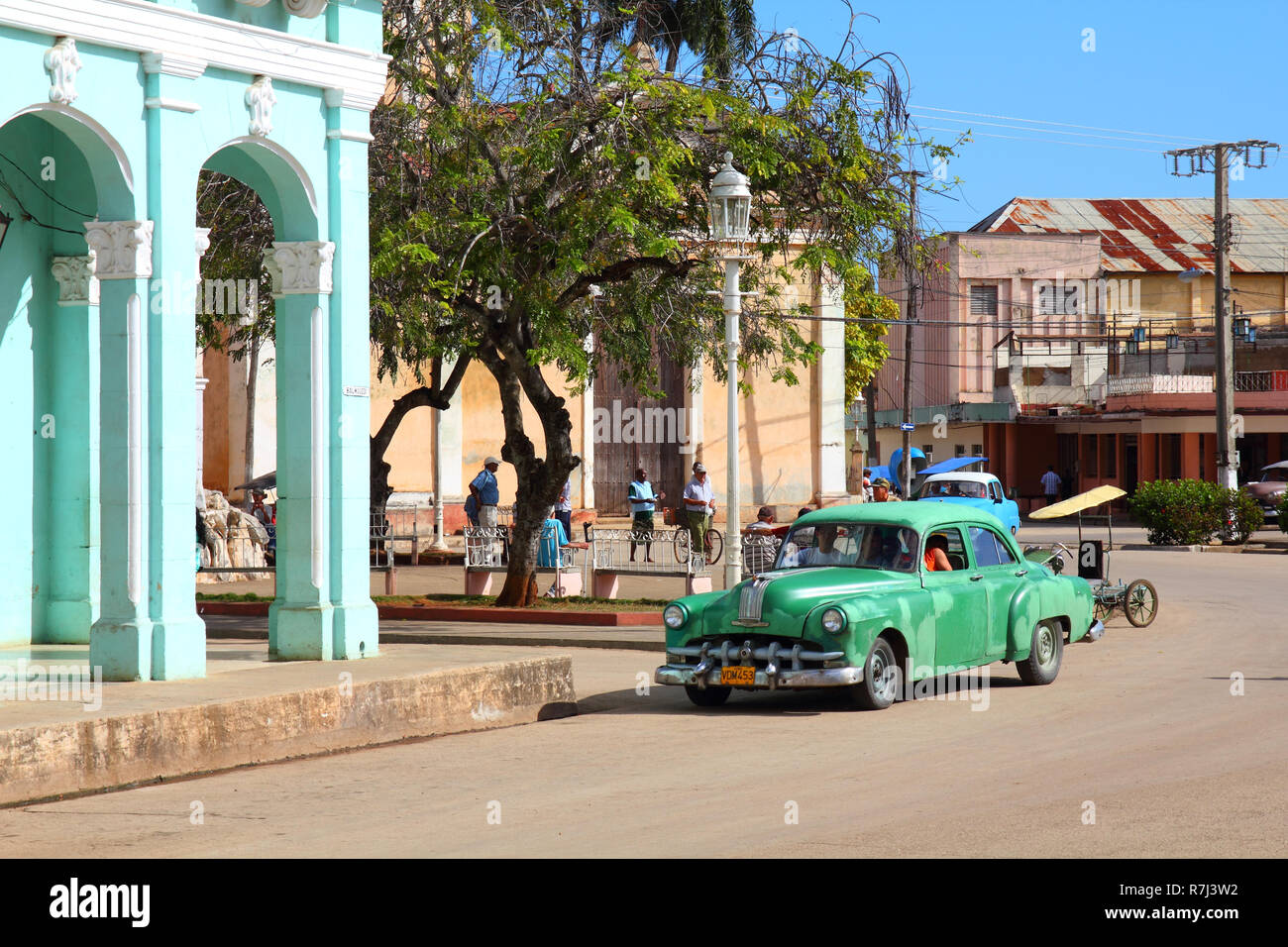 REMEDIOS, Kuba - 20. Februar: Man Antriebe alten amerikanischen Autos am 20. Februar 2011 in Remedios, Kuba. Neue änderung im Gesetz erlaubt Kubaner Autos zu handeln. Autos Stockfoto