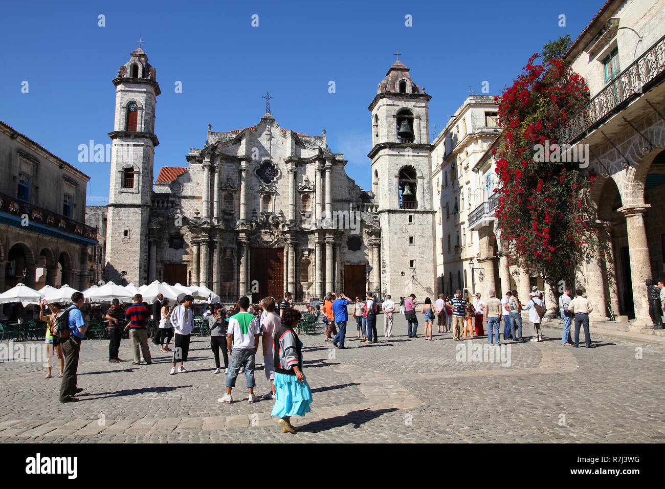 Havanna - Januar 30: Touristen besuchen Sie die Kathedrale am 30 Januar, 2011 in Havanna. Havannas Altstadt ist UNESCO-Weltkulturerbe und Kubas ist die meisten Stockfoto