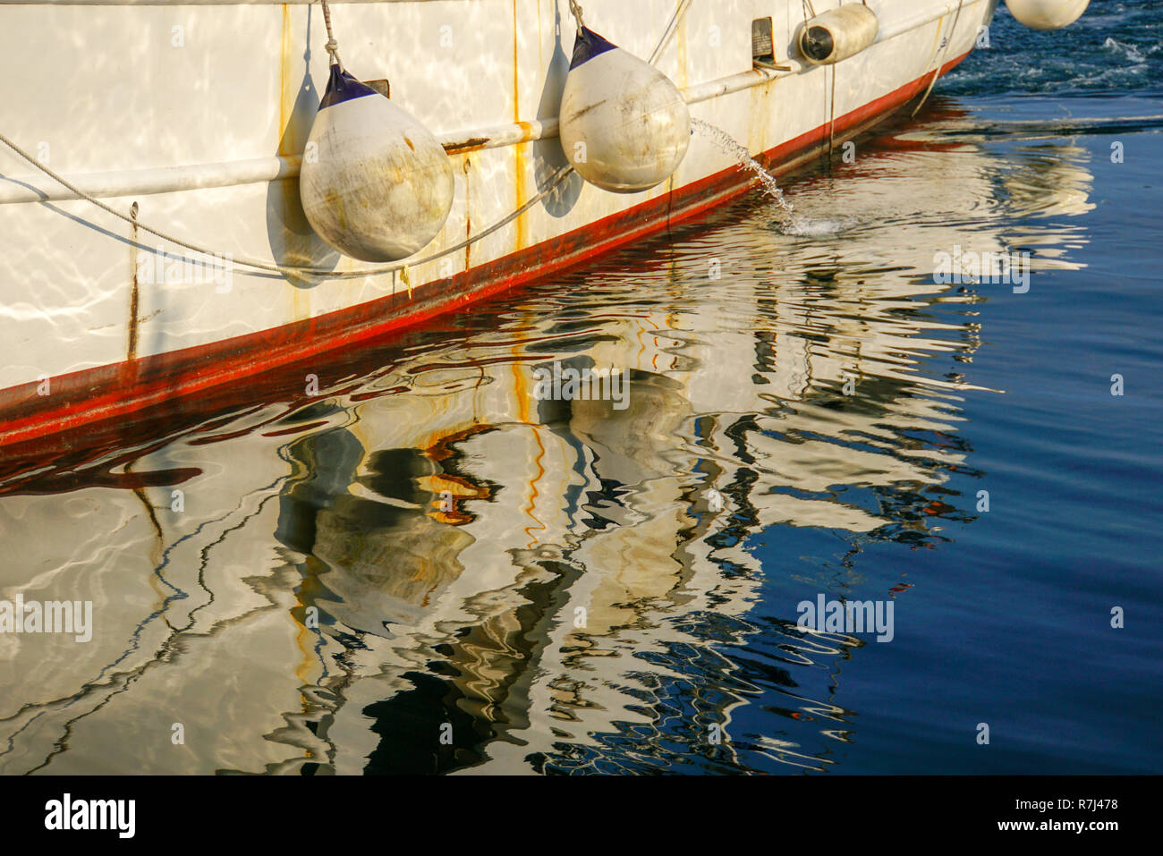 Boote im Wasser in einem Hafen widerspiegelt Stockfoto